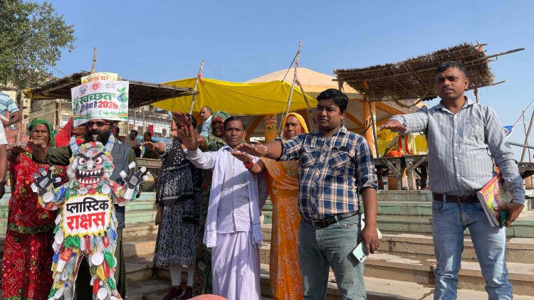 दशाश्वमेध घाट पर चला नगर निगम का विशेष सफाई अभियान, नुक्कड़ नाटक से दिया स्वच्छता का संदेश