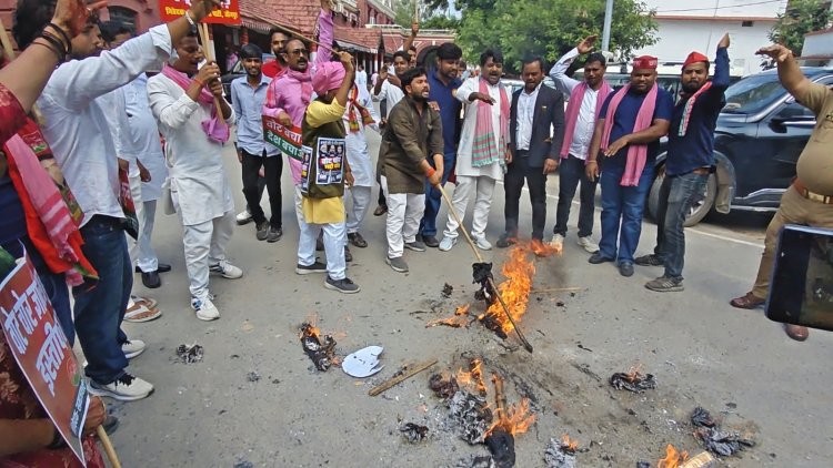 जौनपुर में सपा कार्यकर्ताओं का प्रदर्शन, ज्ञानेश कुमार का पुतला फूंका; SIR रद्द करने की मांग