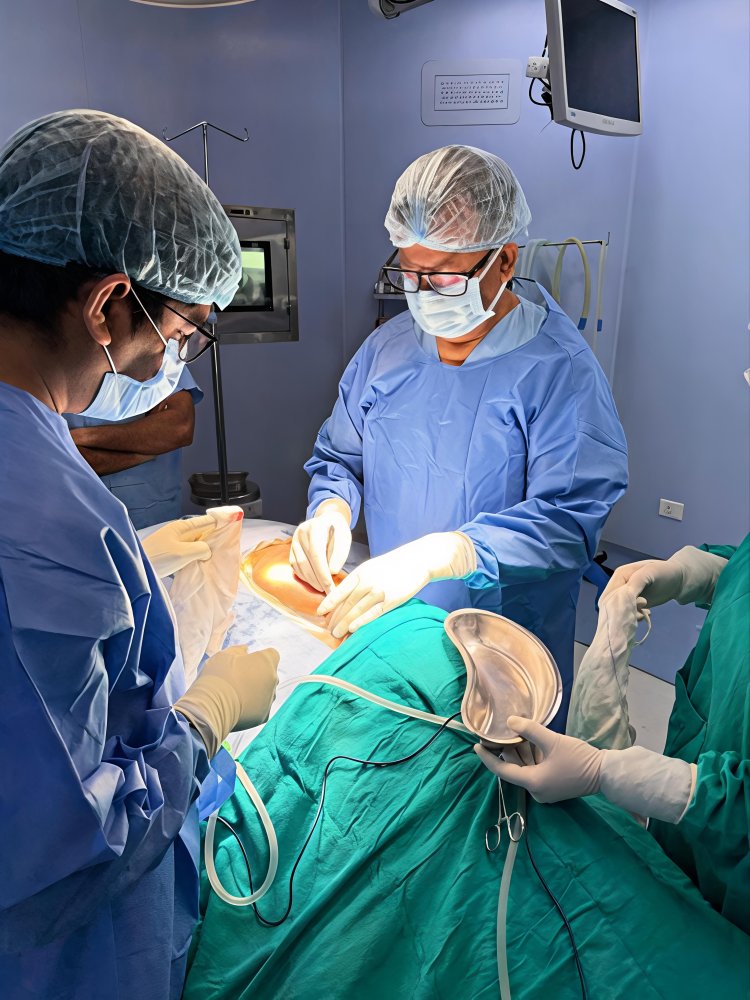 प्रयागराज SRN अस्पताल में जटिल सर्जरी, IVC से चिपका एड्रिनल ट्यूमर निकालकर शिरा की मरम्मत की