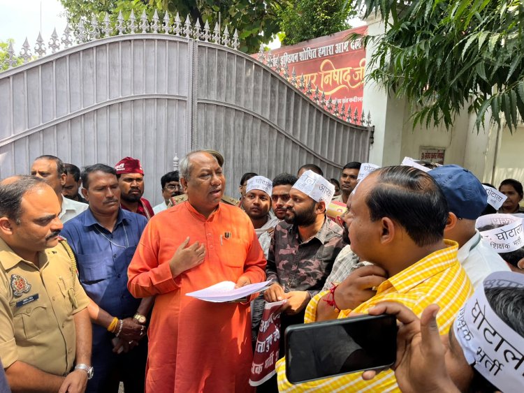 UP शिक्षक भर्ती: मंत्री संजय निषाद के आवास पहुंचे अभ्यर्थी, आरक्षण विसंगति दूर करने का मिला आश्वासन