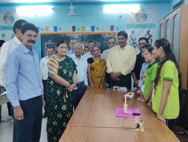 कानपुर के स्कूल में रोबोटिक्स और STEM लैब शुरू, IIT के प्रोफेसर जे. रामकुमार ने विद्यार्थियों को किया प्रेरित