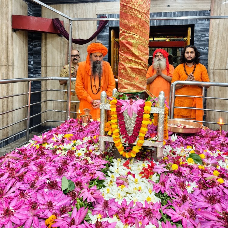 प्रयागराज में शारदीय नवरात्र के पहले दिन शक्तिपीठों में उमड़ी भीड़, भोर से लगी लंबी कतारें