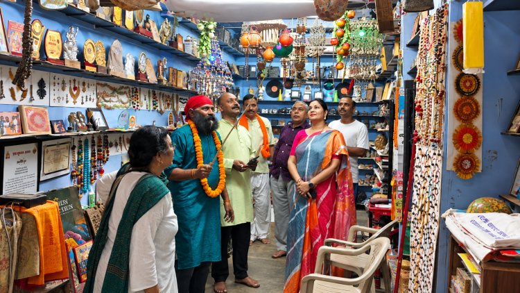 प्रयागराज के दारागंज में अनोखा कोलाज संग्रहालय, दुनिया की सबसे छोटी गीता-कुरान समेत दुर्लभ वस्तुएं