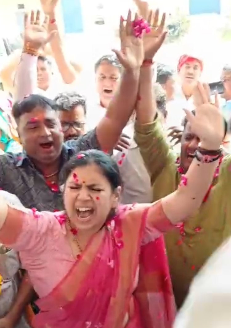 पूर्व IAS दिव्या मित्तल के स्वागत में उमड़ी भीड़, ‘जिंदाबाद’ के नारों से गूंजा मीरजापुर