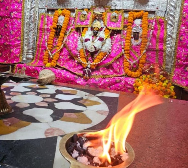 मंदिर में सुबह मंगला आरती से देर रात तक लगी रही श्रद्धालुओं की कतार, शतचंडी महायज्ञ में शामिल हुए भक्त