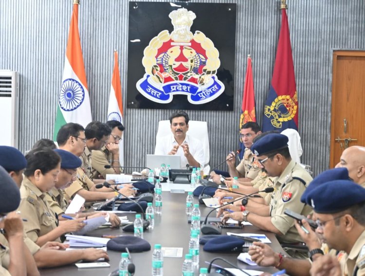मुख्यमंत्री योगी के वाराणसी दौरे से पहले अलर्ट मोड में पुलिस, कमिश्नर ने अफसरों संग की बैठक