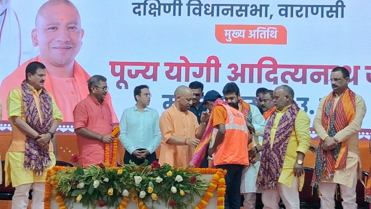 योगी सरकार का बड़ा ऐलान: सफाईकर्मियों को मिलेगा ₹16 हजार मानदेय, PF और बीमा की भी सुविधा