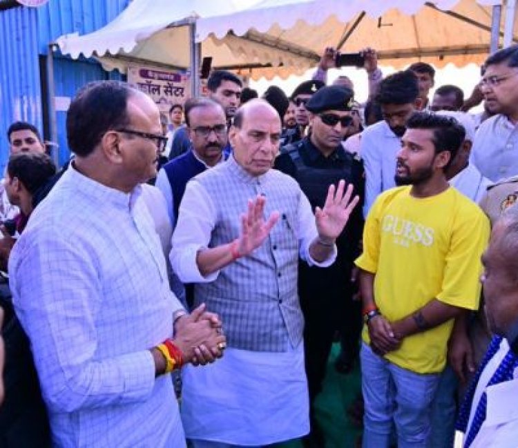 लखनऊ में बाढ़ पीड़ितों के बीच पहुंचे राजनाथ सिंह, 1,000 परिवारों को बांटी राहत सामग्री