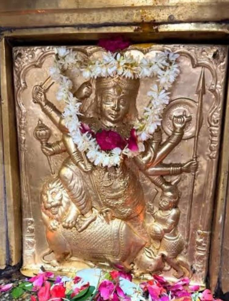वाराणसी में मां कात्यायनी के दरबार में उमड़ी भीड़, आधी रात तक होंगे दर्शन-पूजन