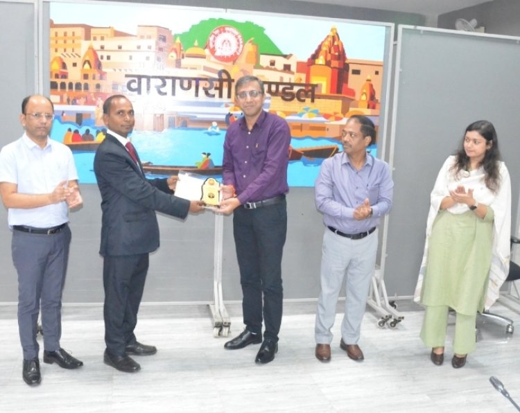 पूर्वोत्तर रेलवे के 11 कर्मचारियों को एक्सीलेंस अवार्ड, मंडल रेल प्रबंधक आशीष जैन ने किया सम्मानित