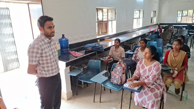 देवरिया में मुख्यमंत्री अभ्युदय कोचिंग का डीएम ने किया निरीक्षण, शिक्षण व्यवस्था सुधारने के निर्देश