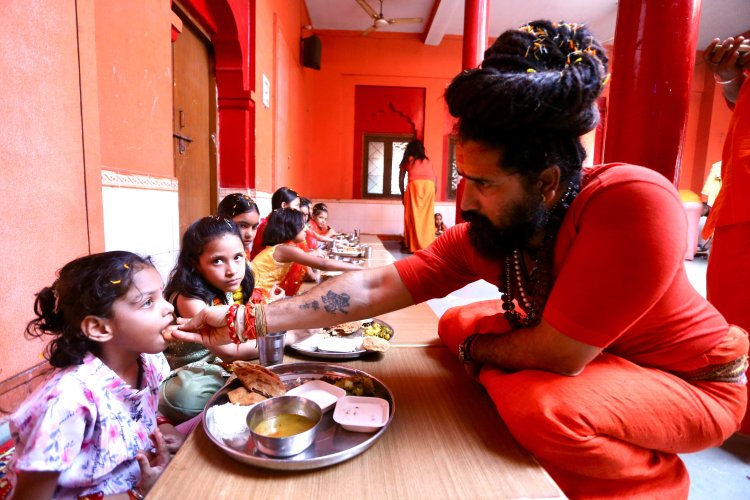 बाघंबरी मठ में हर्षोल्लास से मनाई गई महानवमी, महंत बलबीर गिरि ने किया कन्या पूजन