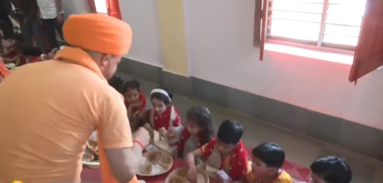गोरखपुर: महानवमी पर CM योगी ने किया कन्या पूजन, नौ कन्याओं के पांव पखारकर लिया आशीर्वाद