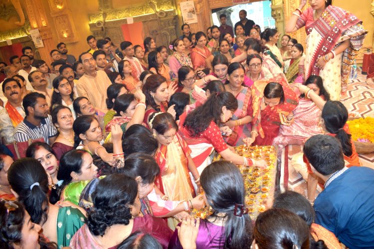 प्रयागराज: बाई का बाग दुर्गा पूजा बारवारी में विशेष मुहूर्त पर संपन्न हुई संधि पूजा