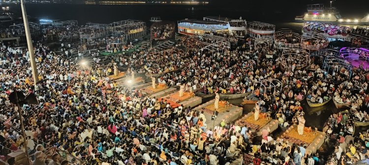 64 दिन बाद दशाश्वमेध घाट पर लौटी मां गंगा की आरती, घंट-घड़ियाल की गूंज से भक्तिमय हुई काशी