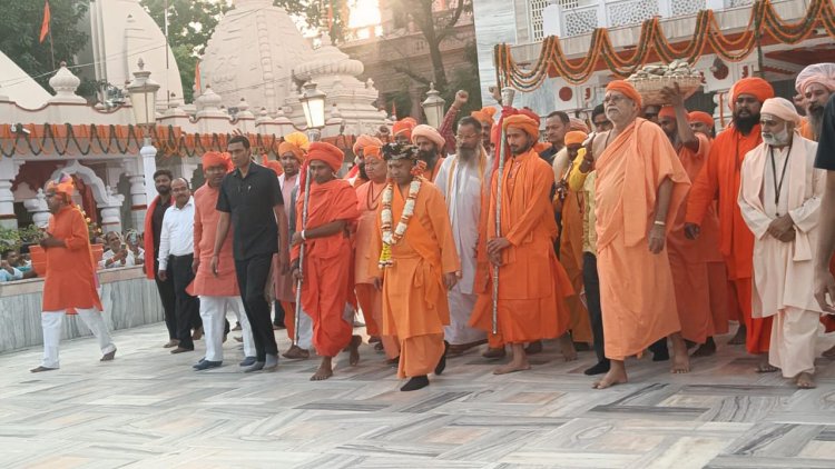 गोरखपुर में CM योगी की विजयादशमी शोभायात्रा, मुस्लिम और बुनकर समाज ने पुष्पवर्षा कर किया स्वागत