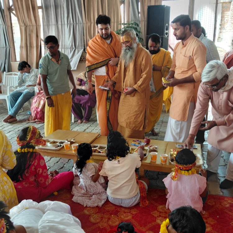 विजयादशमी पर राम मंदिर में श्रीरामलला का पंचामृत से महाभिषेक, 18 कन्याओं का हुआ पूजन