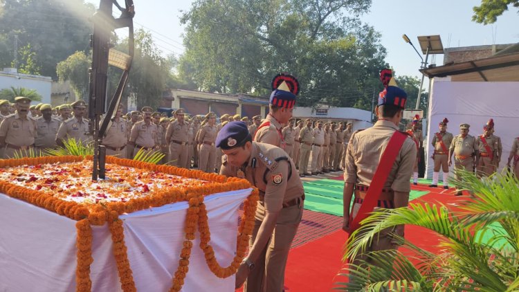जौनपुर में पुलिस स्मृति दिवस पर शहीद जवानों को श्रद्धांजलि, एसपी डॉ. यशवीर सिंह ने किया नमन