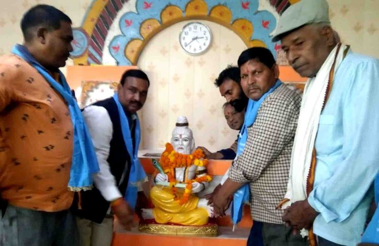 प्रयागराज: ऋषिकुल विद्यालय परिसर में स्थापित की गई भगवान वाल्मीकि की नई प्रतिमा