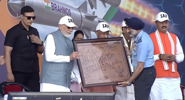 वाराणसी: नमो घाट से PM मोदी ने देखा ‘विंग्स ओवर गंगा’ एयर शो, 100 विमानों ने दिखाए हैरतअंगेज करतब