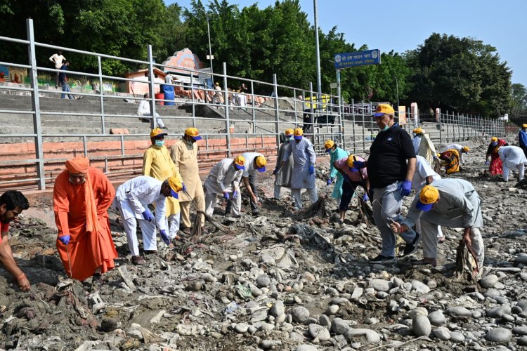 हरिद्वार में गंगा घाटों की सफाई में जुटे सैकड़ों स्वयंसेवक, कुंभ-2027 की तैयारियां तेज