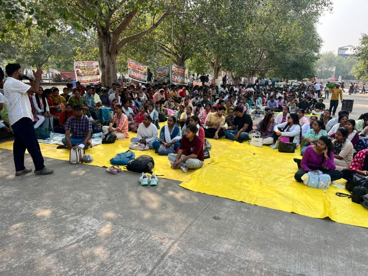 लखनऊ में CHO का धरना 28वें दिन भी जारी, नियमितीकरण और 4600 ग्रेड पे की मांग पर अड़े स्वास्थ्य अधिकारी