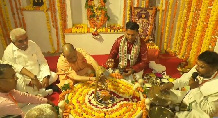 कानपुर: महर्षि वाल्मीकि आश्रम में सीएम योगी ने की पूजा-अर्चना, प्राचीन शिवलिंग और सीता कुटिया के किए दर्शन
