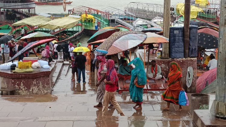 वाराणसी में बारिश ने रोकी रफ्तार! 24 घंटे से बूंदाबांदी, पारा 8.5 डिग्री लुढ़का
